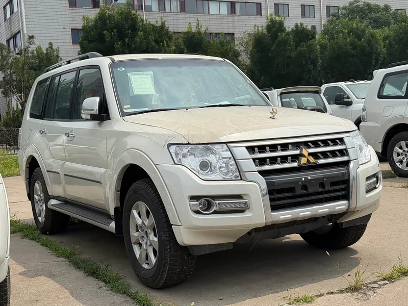 Mitsubishi Pajero (Imported) — фото 1