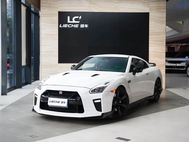 Nissan GT-R — фото 1