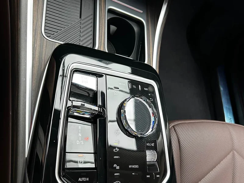 BMW 7-Series — фото 11