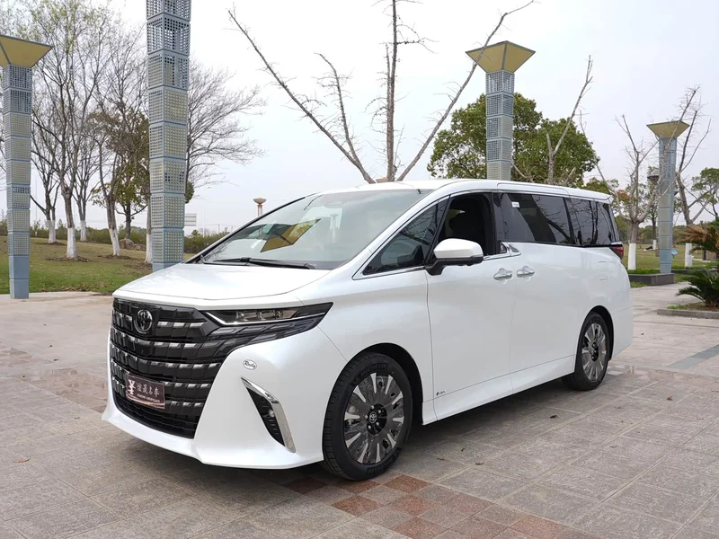 Toyota Alphard — фото 1
