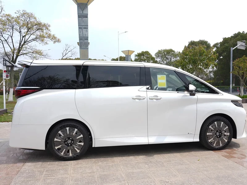 Toyota Alphard — фото 13