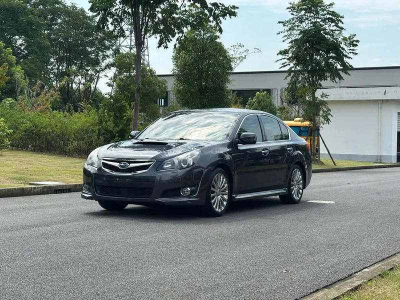 Subaru Legacy — фото 1
