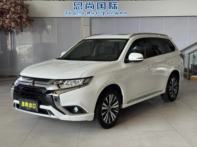 Mitsubishi Outlander — фото 1