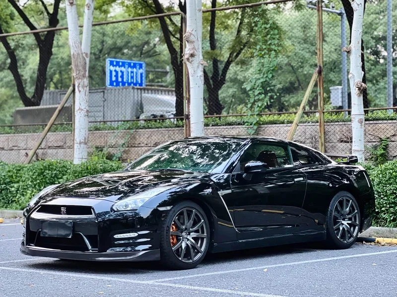 Nissan GT-R — фото 1