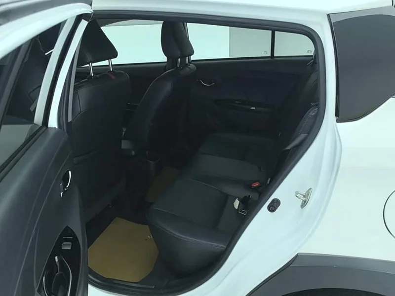 Toyota Yaris L — фото 11