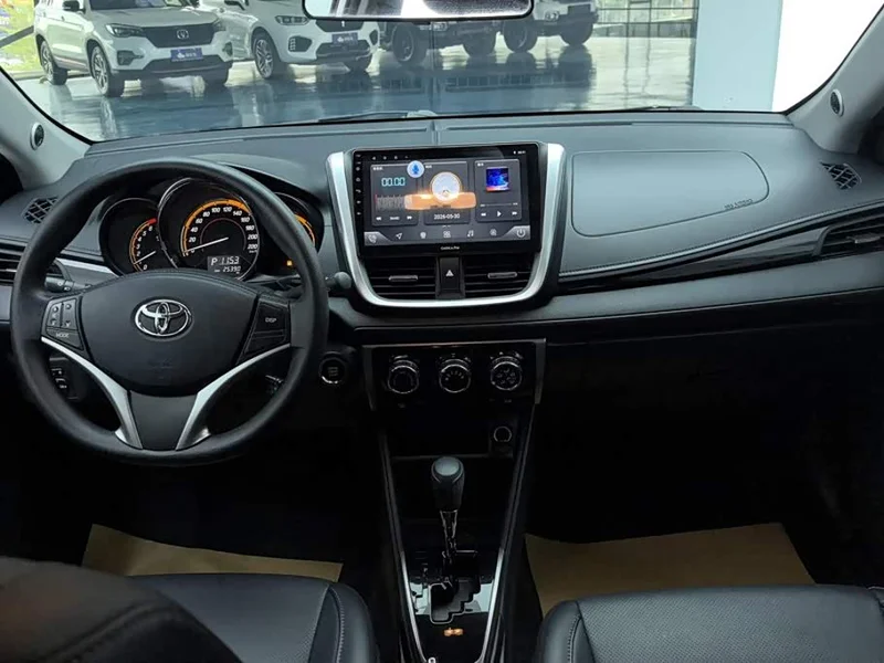 Toyota Yaris L — фото 12