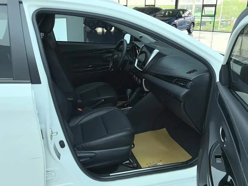 Toyota Yaris L — фото 8