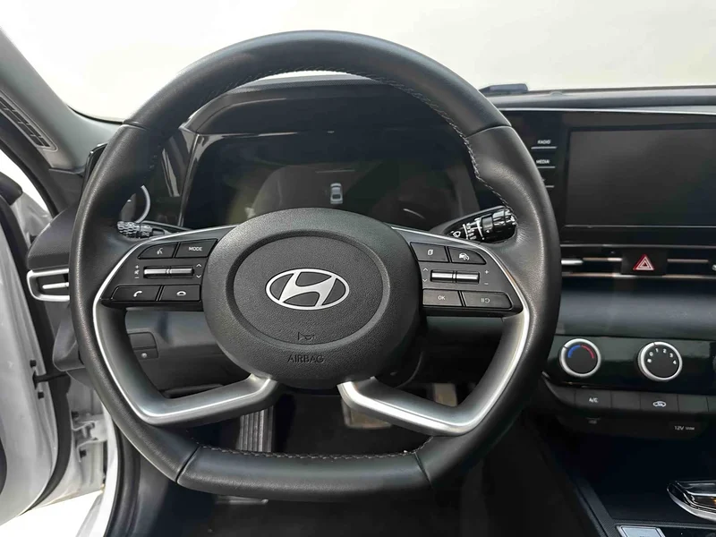 Hyundai Elantra — фото 12