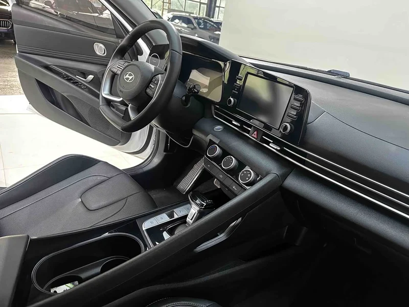 Hyundai Elantra — фото 16