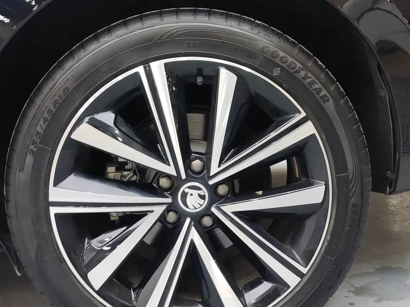 Skoda Superb — фото 17