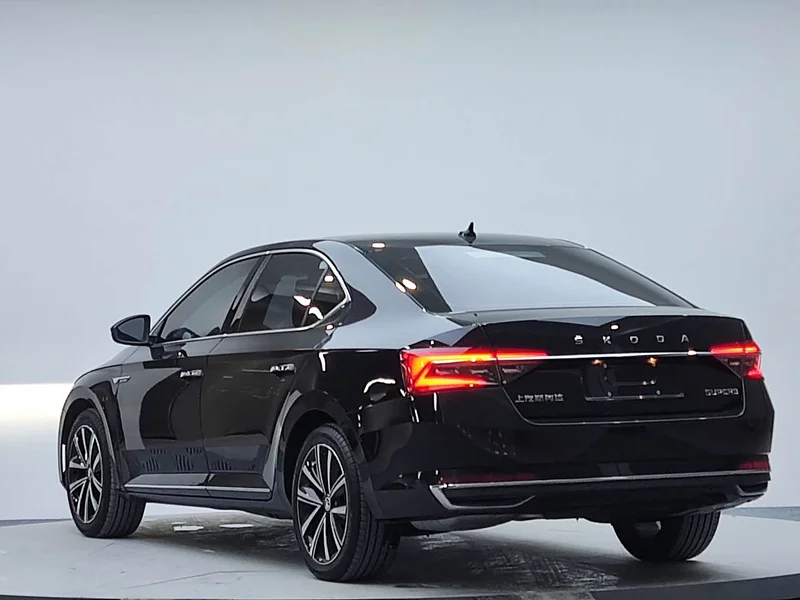 Skoda Superb — фото 19