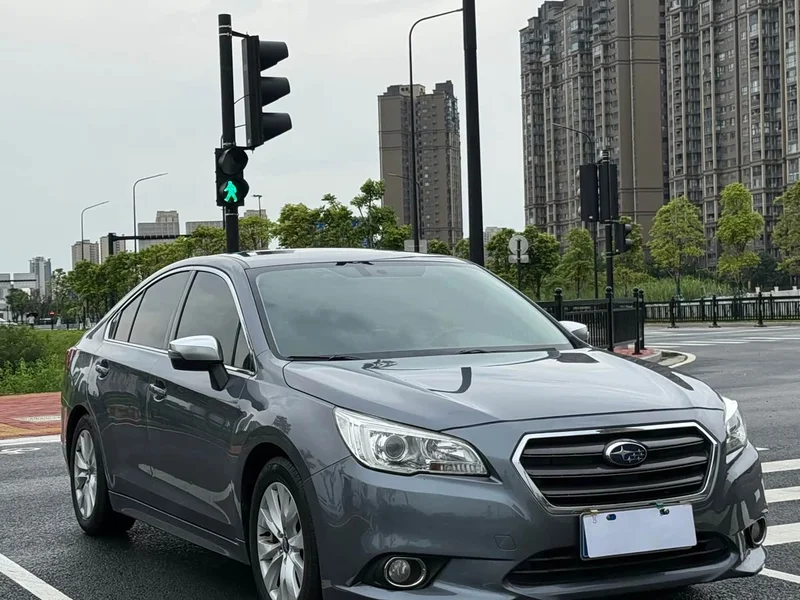 Subaru Legacy — фото 1