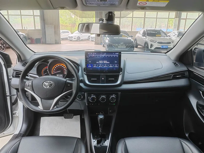 Toyota Yaris L — фото 18