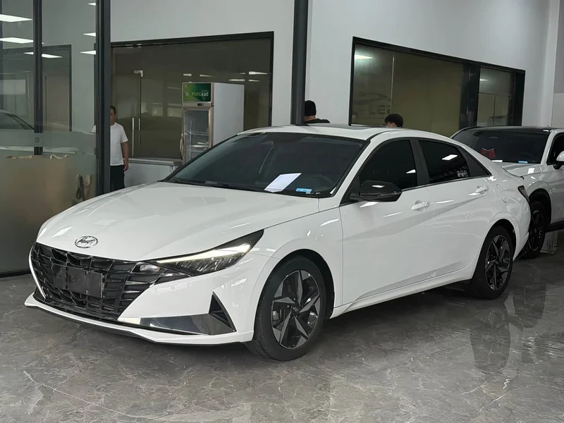 Hyundai Elantra — фото 1