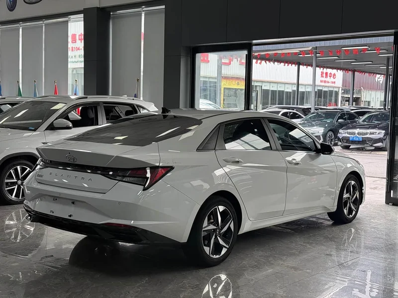 Hyundai Elantra — фото 14