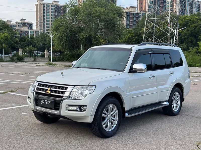 Mitsubishi Pajero (Imported) — фото 1