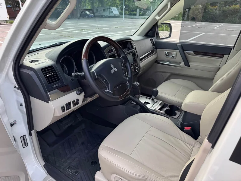Mitsubishi Pajero (Imported) — фото 11