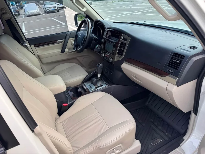 Mitsubishi Pajero (Imported) — фото 12