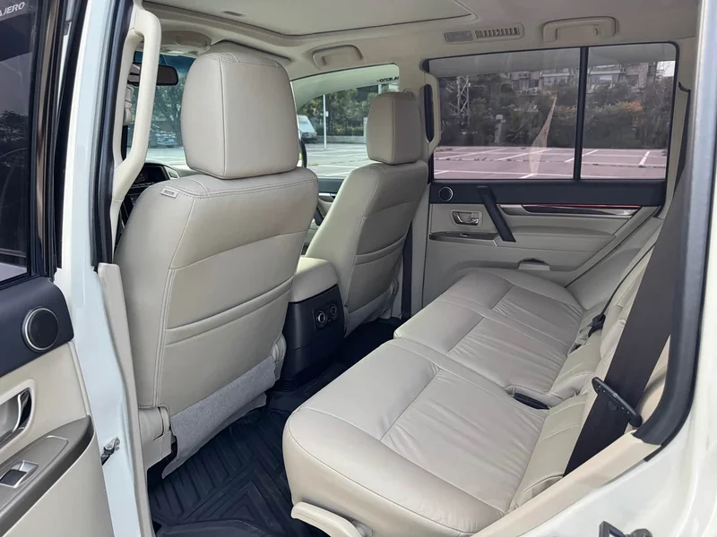 Mitsubishi Pajero (Imported) — фото 14