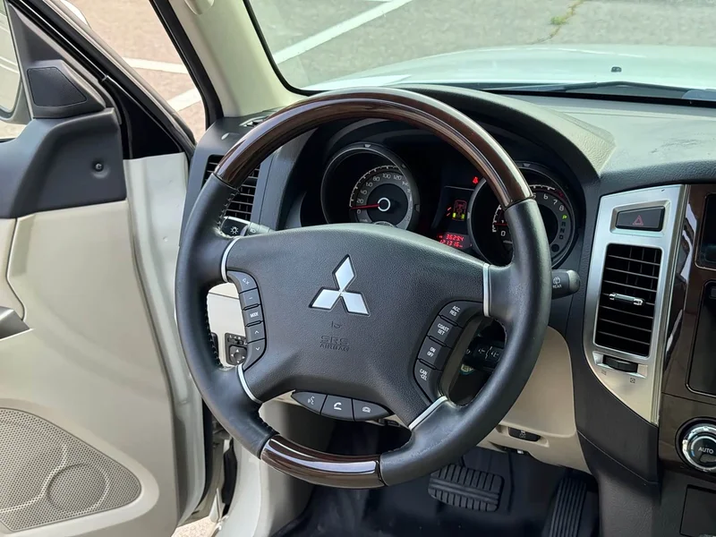 Mitsubishi Pajero (Imported) — фото 18