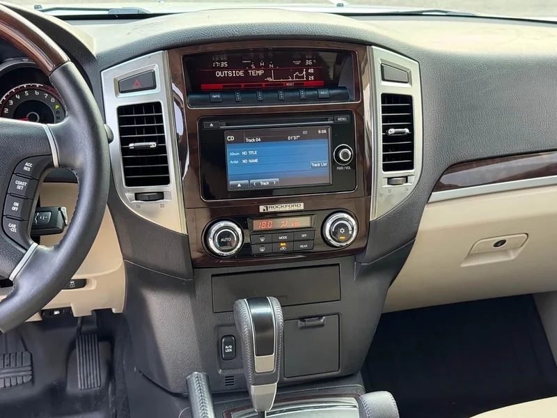 Mitsubishi Pajero (Imported) — фото 19