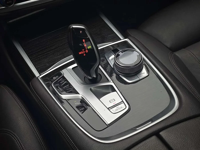 BMW 7-Series — фото 13