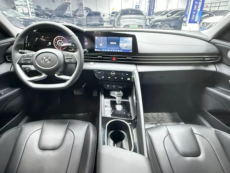 Hyundai Elantra — фото 20
