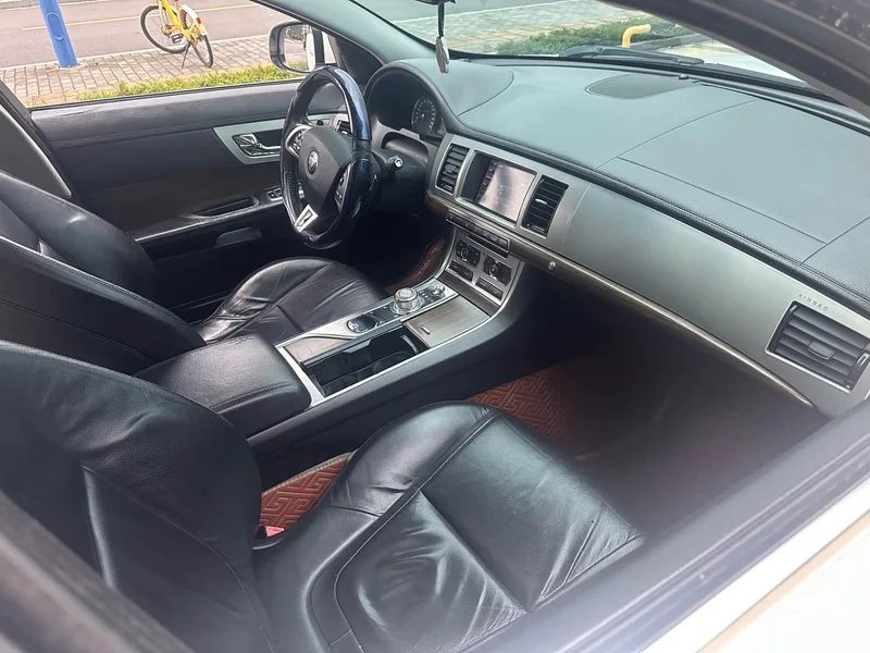 Jaguar XF — фото 15