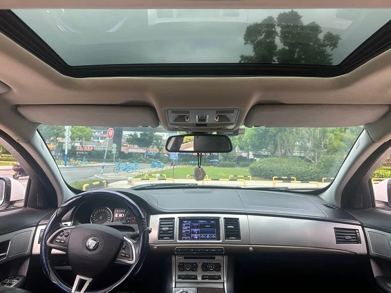 Jaguar XF — фото 16