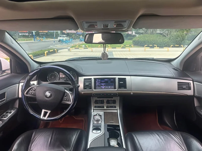 Jaguar XF — фото 17
