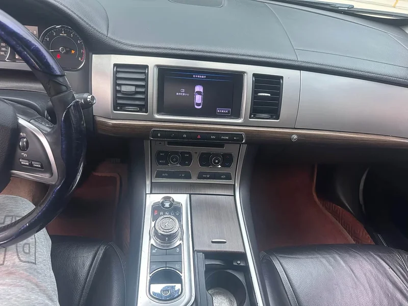 Jaguar XF — фото 19