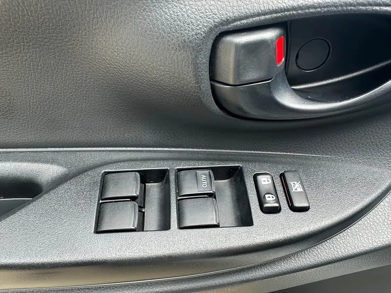 Toyota Yaris L — фото 4