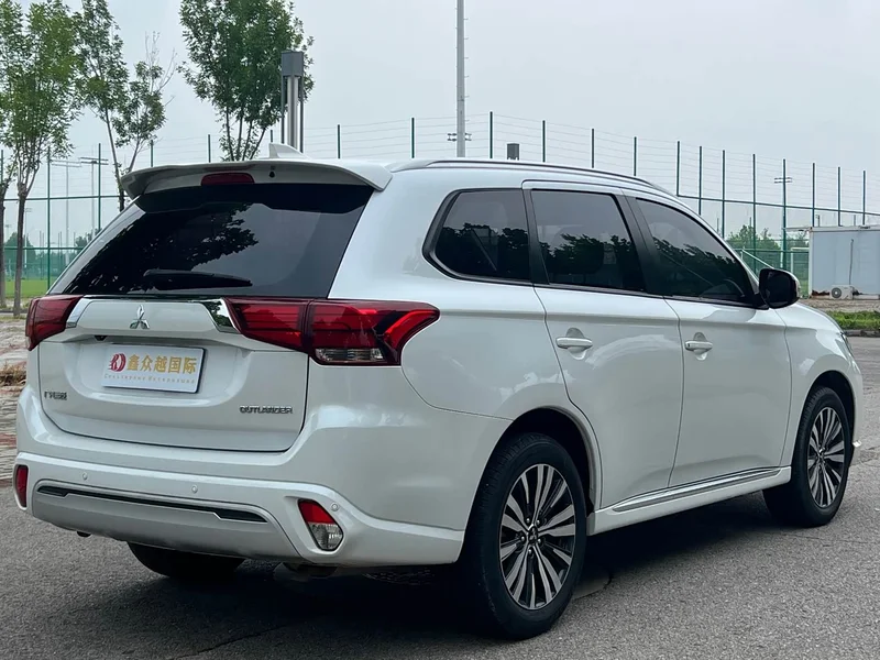 Mitsubishi Outlander — фото 4