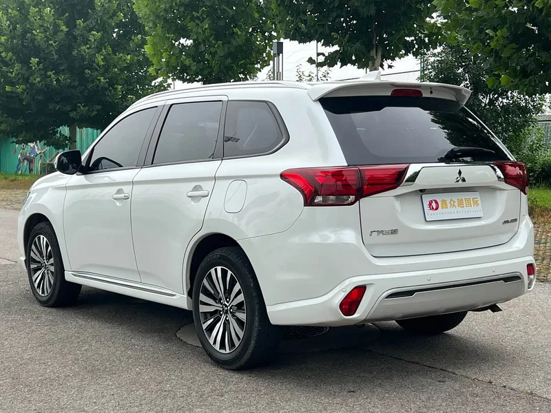 Mitsubishi Outlander — фото 6