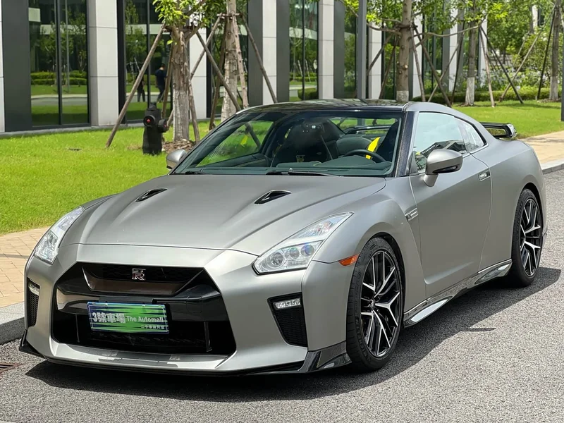 Nissan GT-R — фото 1