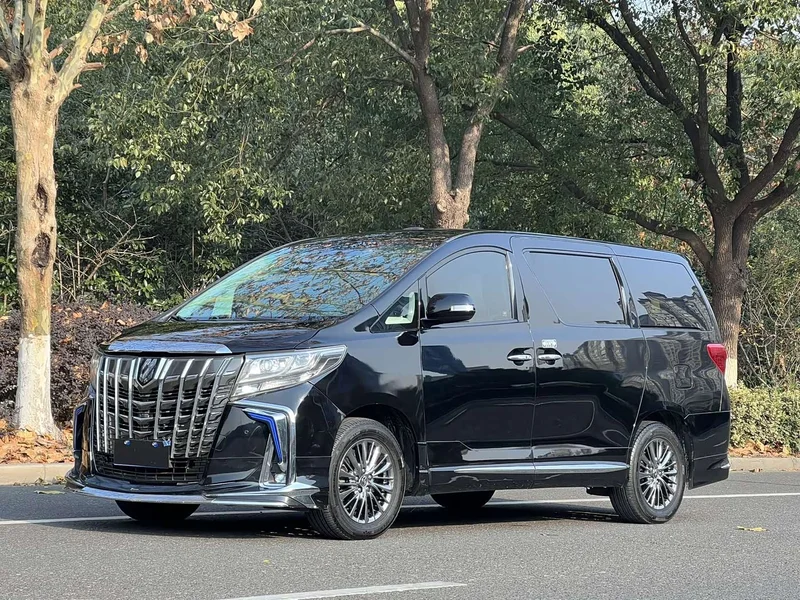 Toyota Alphard — фото 1