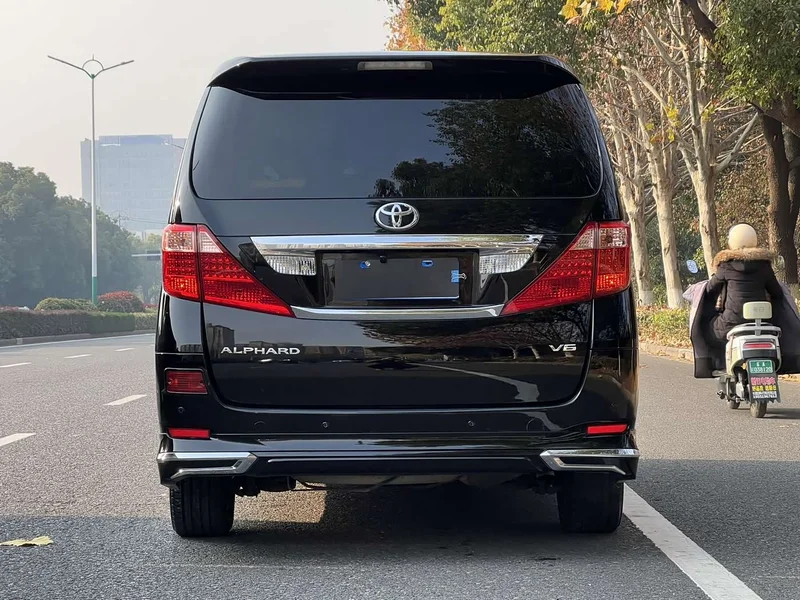Toyota Alphard — фото 11