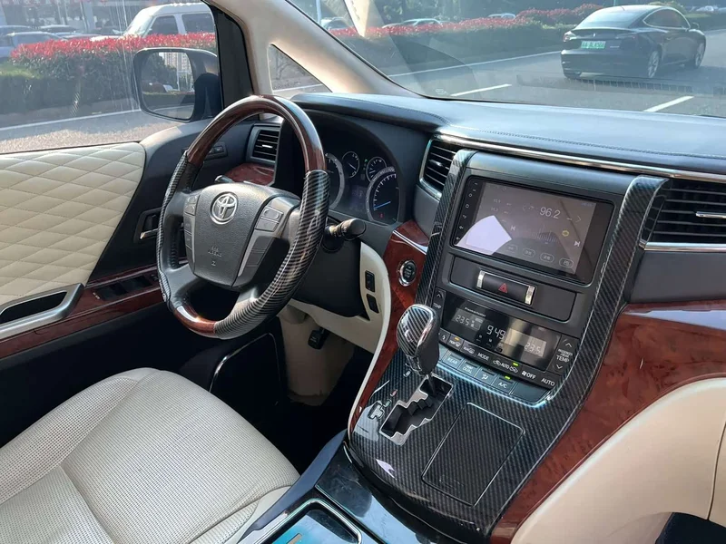 Toyota Alphard — фото 16