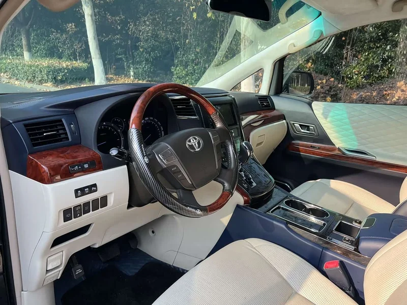 Toyota Alphard — фото 4