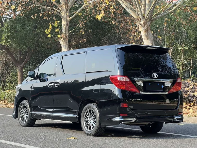 Toyota Alphard — фото 9