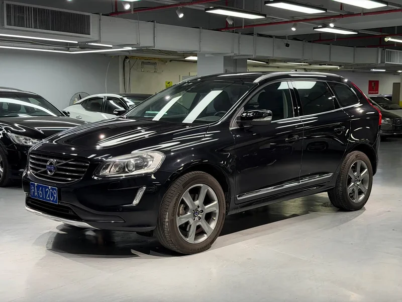 Volvo XC60 — фото 1
