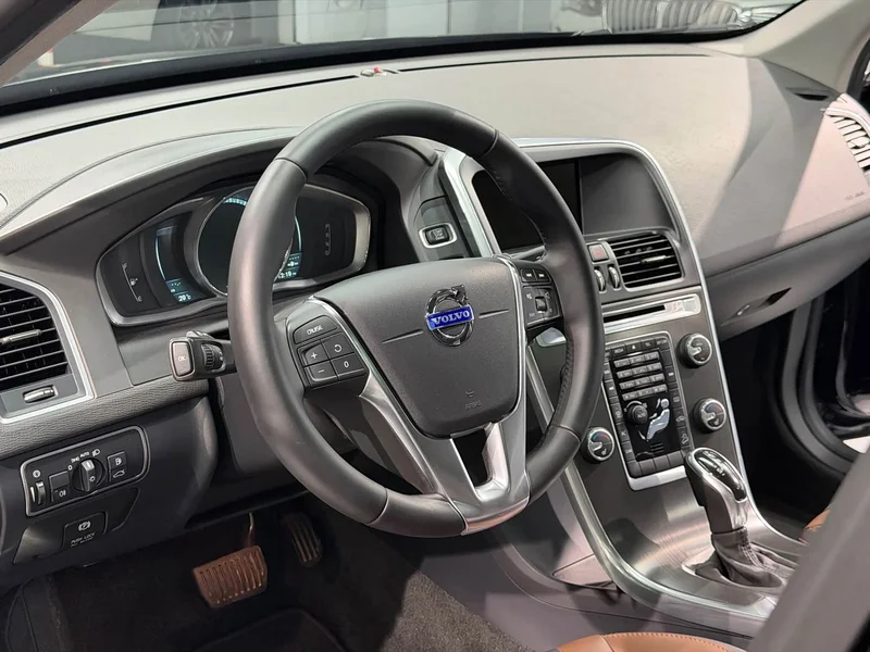 Volvo XC60 — фото 12