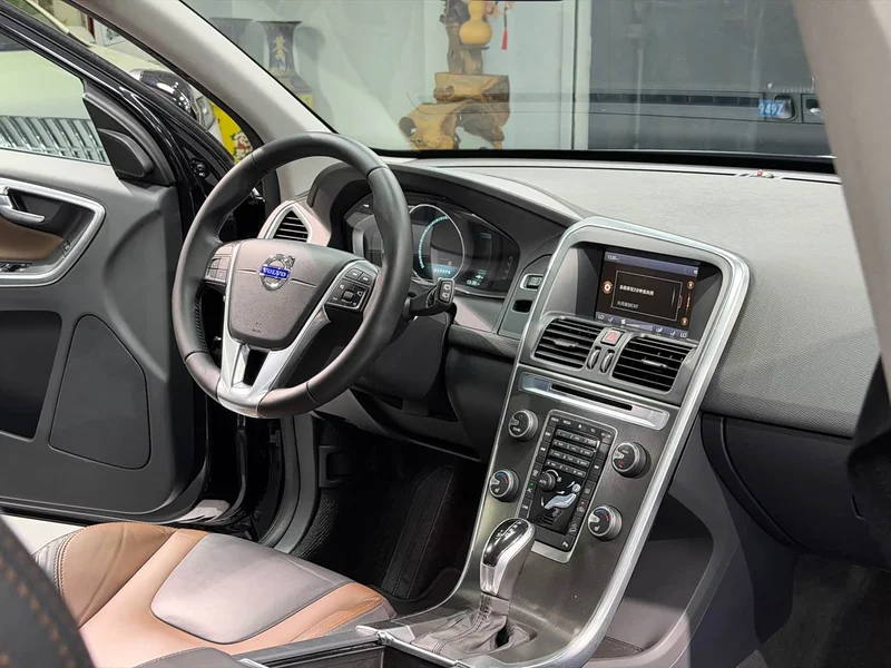 Volvo XC60 — фото 15
