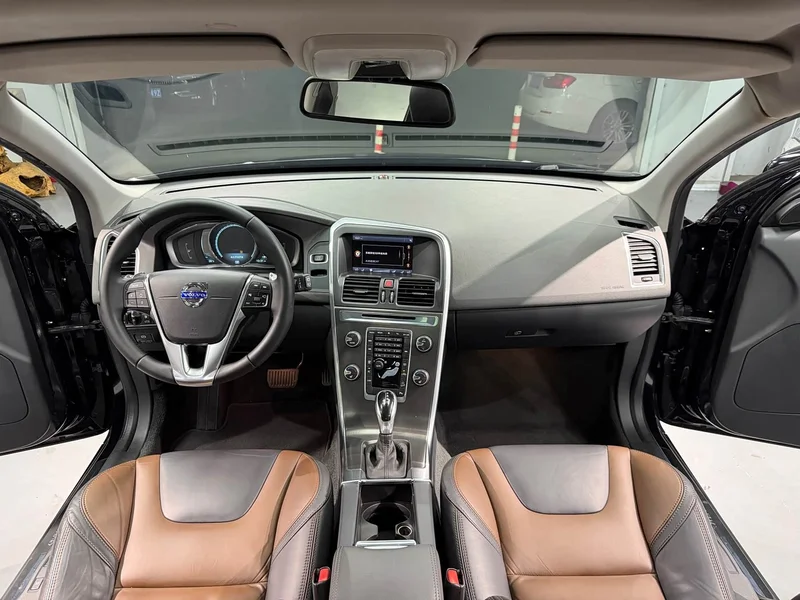 Volvo XC60 — фото 17