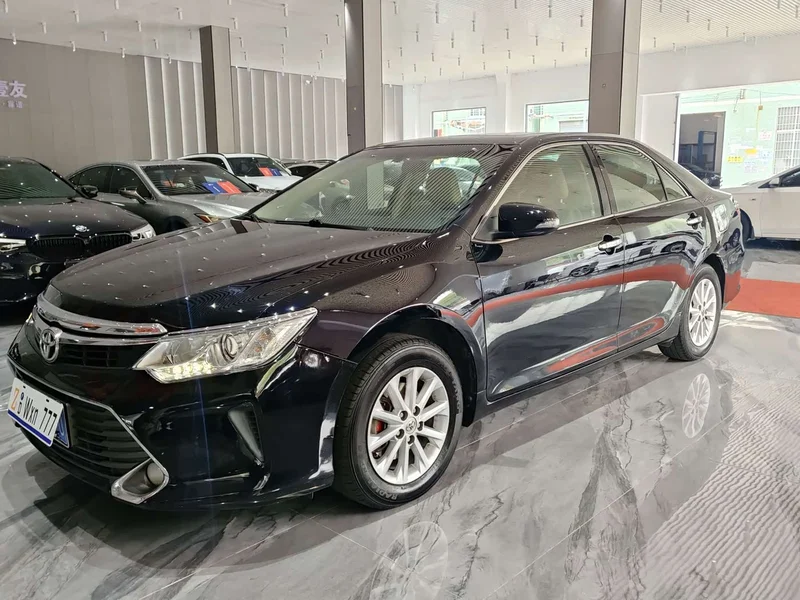 Toyota Camry — фото 1