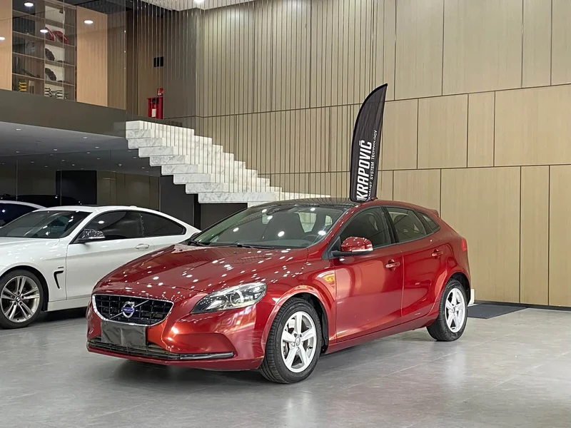 Volvo V40 — фото 1