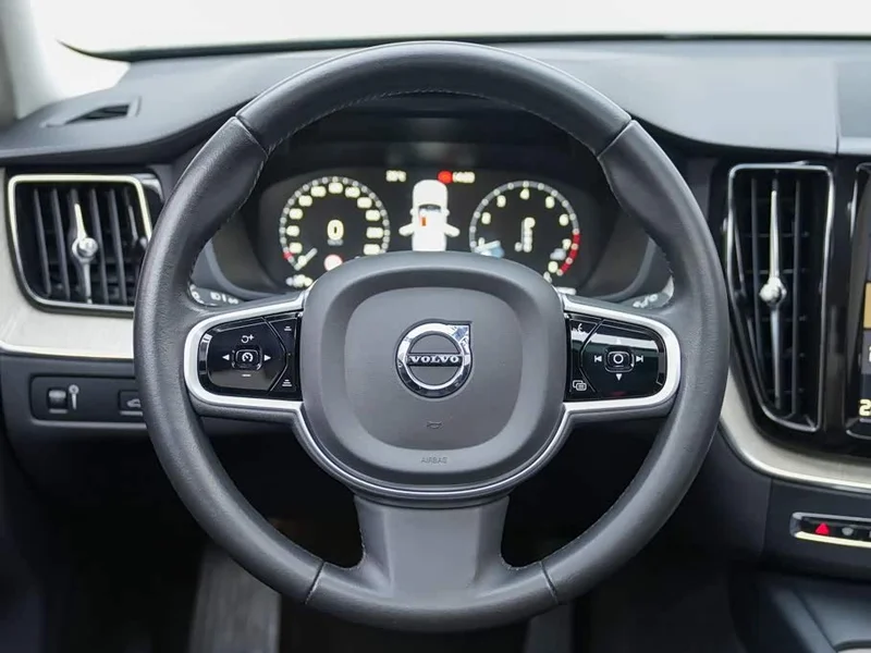 Volvo XC60 — фото 11
