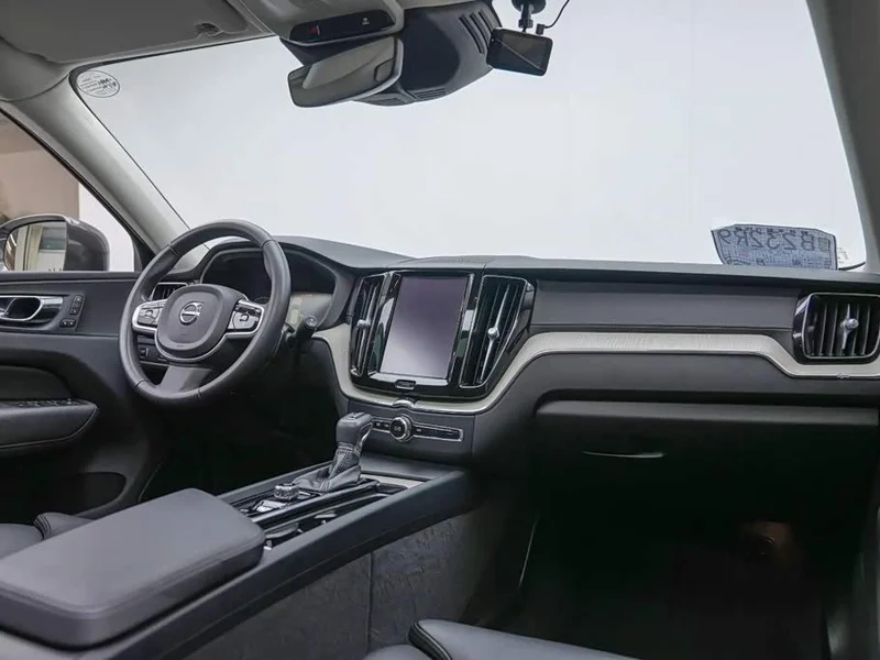 Volvo XC60 — фото 8