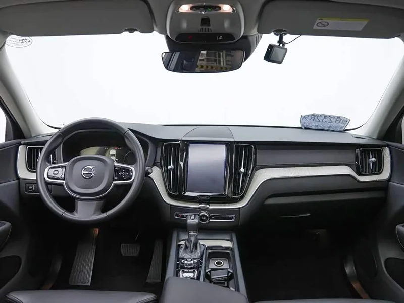 Volvo XC60 — фото 9