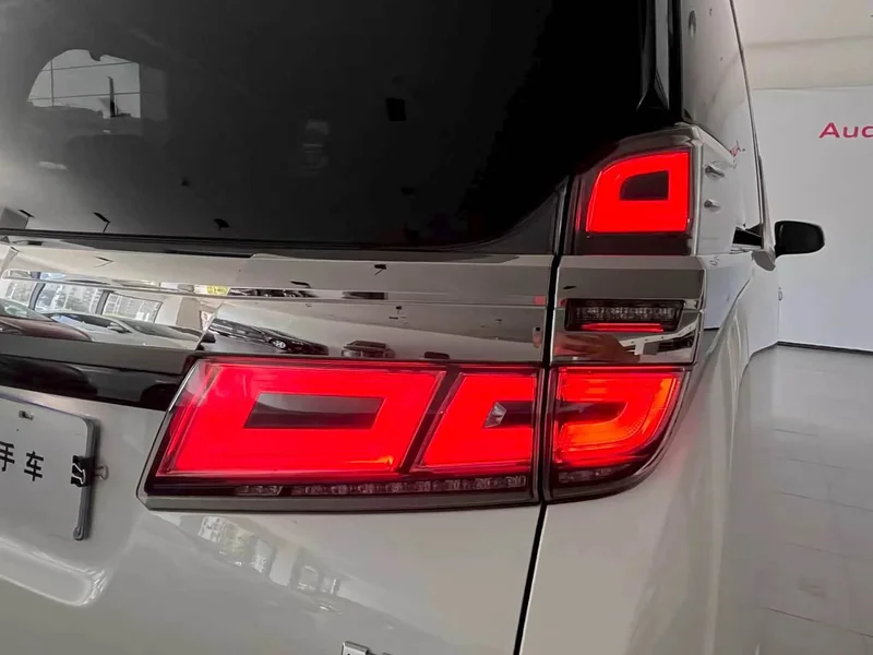 Toyota Vellfire — фото 16